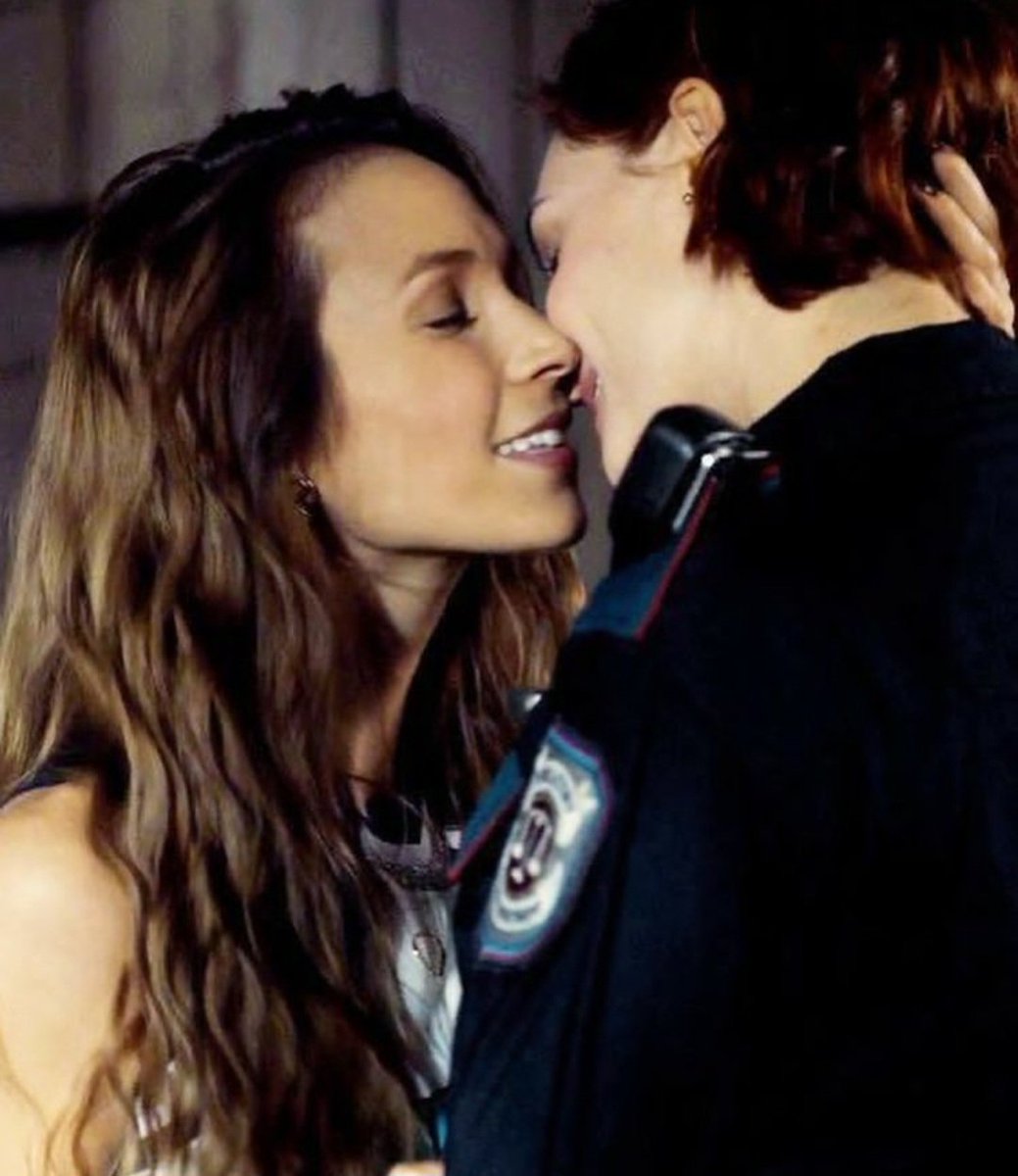 only_human3's tweet photo. Happy #wayhaughtwednesday to all my lovely #Earpers Family 💜 #WynonnaEarp #representationmatters 🏳️🌈 #katbarrell #dominiquepc https://t.co/J4B3YDRAG8
