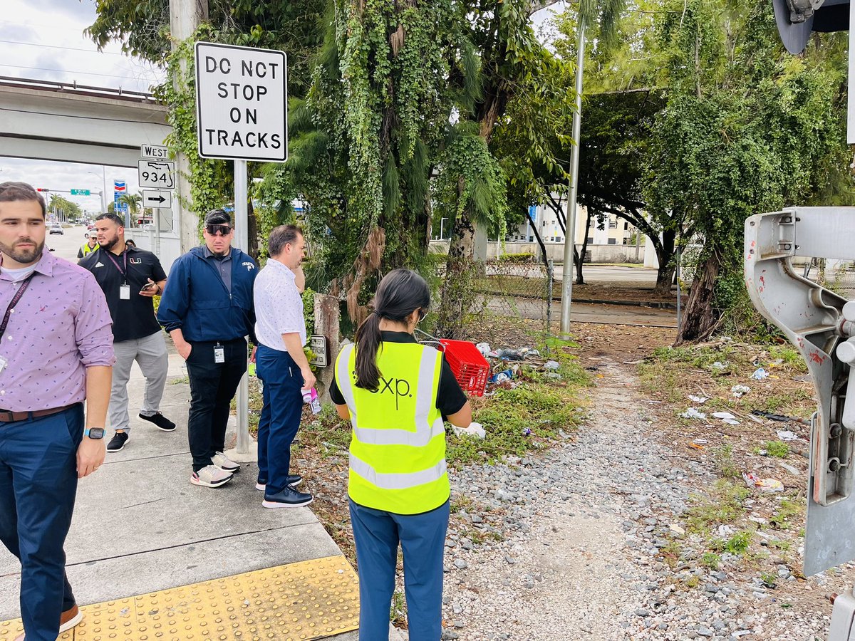 jesusfuentes80's tweet photo. Another walking audit in the books! This time in Hialeah, surrounding the Hialeah Metrorail Station.
#walkabilitymatters ๐ถ๐ปโโ๏ธ https://t.co/LgVMiQCT2w