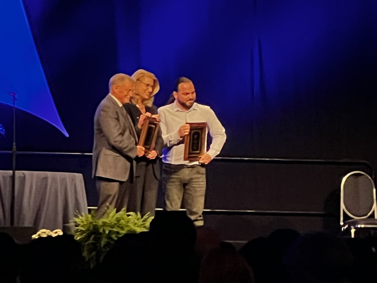 ¡Eso es! ¡Felicitaciones a @CBravoRivera, profesor en @rcmupr quien acaba de ser reconocido con el premio más importante de #SfN23 de educación en la neurociencia por su trabajo liderando @NeuroBoricuas Cientos de estudiantes en PR han sido impactados por su trabajo 👏🏽🇵🇷🧠💪🏽