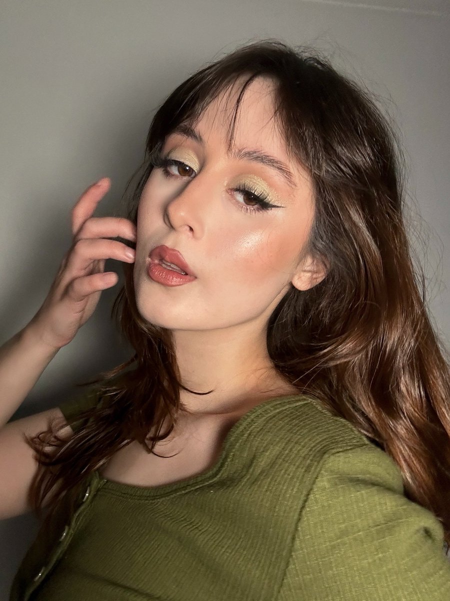 livmilas's tweet photo. happy 2 years of #rembeauty! 🧚
here’s my chapter 2 recreation to celebrate 🪞🧊 IG: peachyren_
products:
*miss mercury highlighter
*tiramisu lipstick
*sweetener foundation (fair 9n)
*sweetener concealer (fair 6 cn)
@rembeauty #remflightcrew #missionmonday #flightcrewfriday https://t.co/sxy8yjzlRk