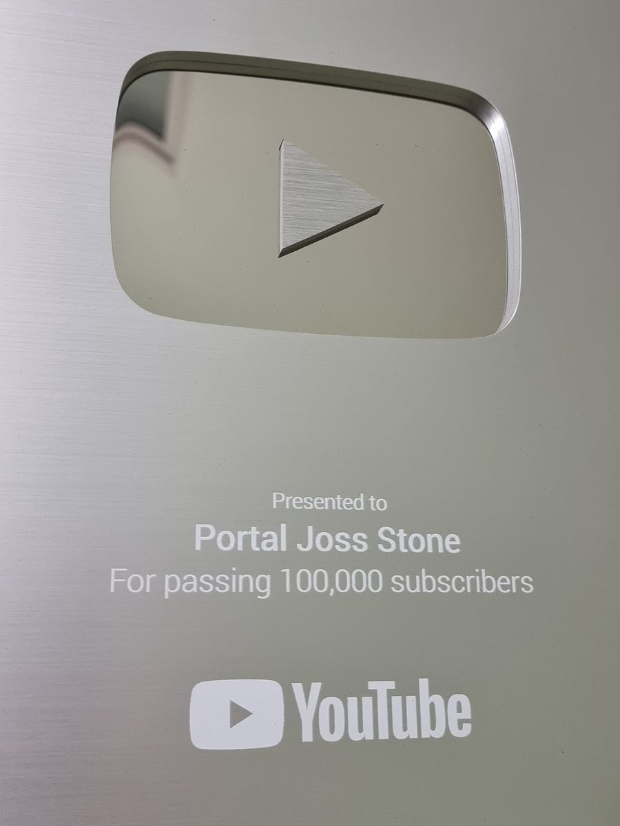 Chegamos à marca de 100 mil inscritos em nosso Canal do YouTube e recebemos essa placa em comemoração. 🎇 Obrigado a todos que continuam seguindo o Portal Joss Stone. ✌🏻 <a href="/JossStone/">Joss Stone</a> #JossStone #20YearsOfSoul