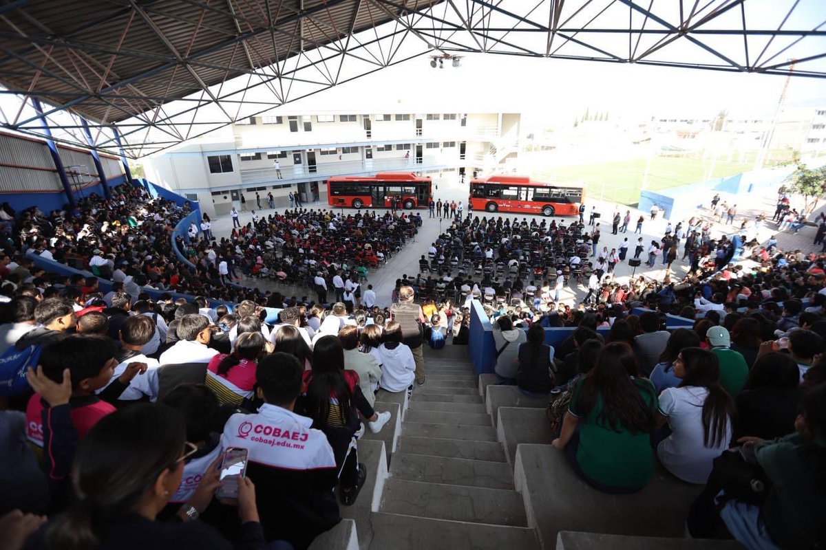 Enrique_Lopez3's tweet photo. Día movido acompañando a mi amigo @AlbertoEsquerG en su visita a #Tonalá. 
Hoy ante más de 3,000 jóvenes estudiantes pudimos resolver dudas y hacer extensivo el programa #MiPasaje. Gracias a la @universidadune por albergar este gran evento, fue todo un éxito. https://t.co/di9ZKyWmYO