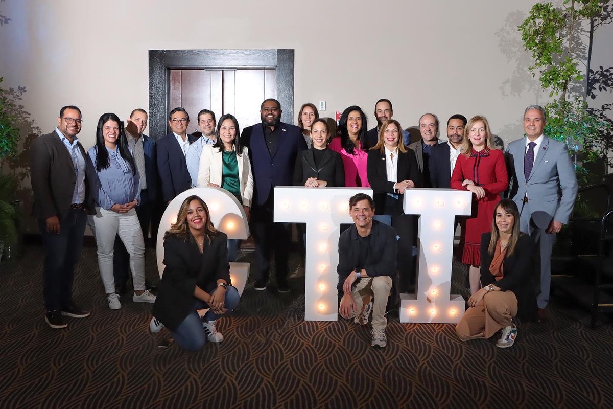 AMCHAMDR's tweet photo. “Bridging the Present to Shape Our Future”, fue el tema de nuestro #AMCHAMDRTalks del comité CTI, que contó con la disertación de manera virtual del ministro de la Presidencia, @joelsantose, quien destacó los esfuerzos realizados para adoptar la IA y aplicarla a través de la ENIA https://t.co/qHzBlGwhdx