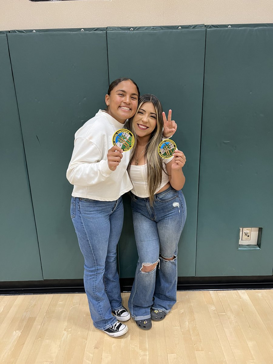 SummitBears's tweet image. Hard work pays off!!  Last night at the East Sequoia League All League meeting Summit had two players recognized. Nevaeh Martinez was named ESL Defensive player of the year and Tatiana Gibbs was named First Team All ESL.  We are proud of you ladies!!!