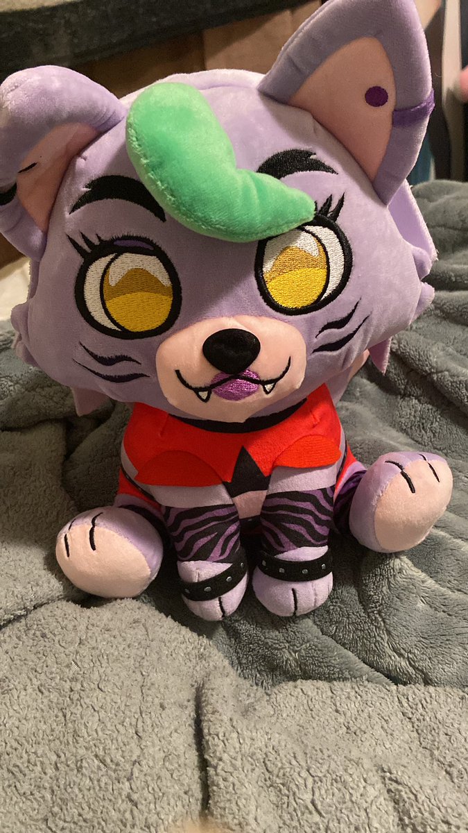 christi_owo's tweet photo. MY @youtooz ROXY PLUSH FINALLY CAMEEE!! YEEEESSS!! <333 https://t.co/zCndV7fft1