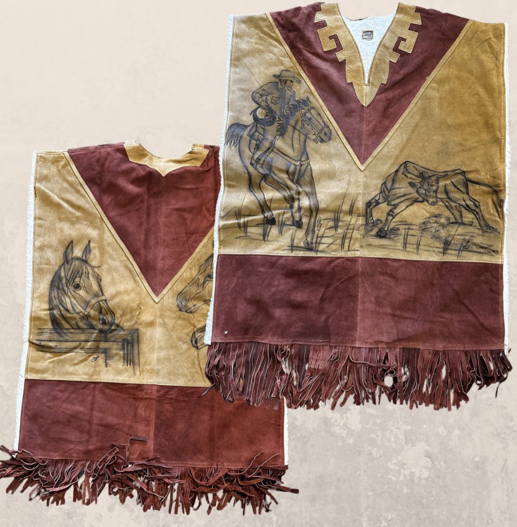 rodeodurango's tweet image. Limited quantities in this color combination! 
🔍Shop: Cowboy Riding Horse with Bull Leather Poncho With Fur Inside
Available in Tan with Burgundy &amp;amp; Tan with Brown 🐎 

shop rodeodurango.com or link in bio #ponchos #gabanes #artesaniasmexicanas #lesthergoods #explore