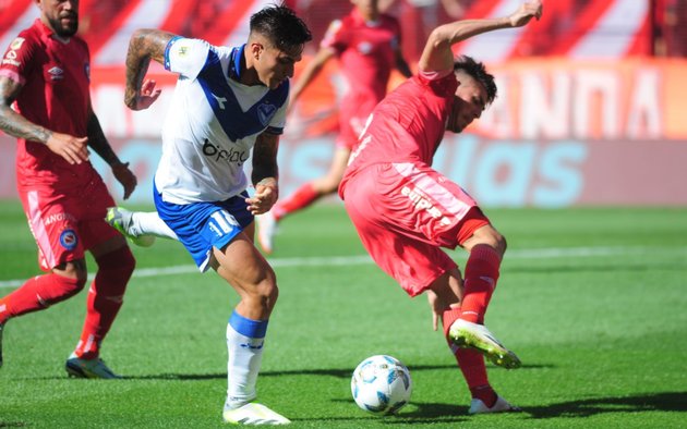 DiarioInfovelez's tweet photo. NOS QUIEREN MANDAR AL DESCENSO

Si dentro de 15 días este hermoso y gran club se salva, es por la grandeza de su escudo porque los dirigentes, los árbitros digitados por AFA y algunos jugadores del plantel, hicieron todo lo posible por vernos hundidos. https://t.co/OYVyof1xyQ https://t.co/s0s01SIRTr