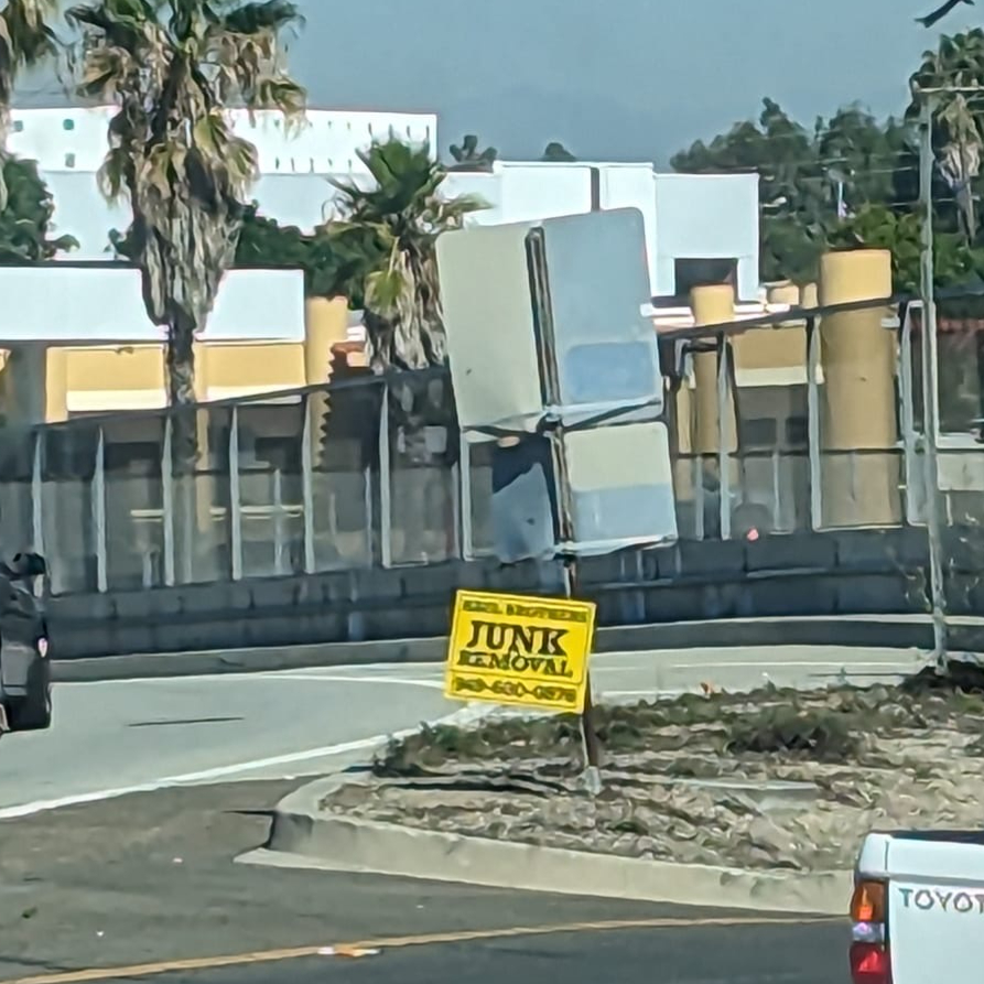 Haulbrosjunk's tweet image. Each removed piece of clutter is a step closer to a home filled with clarity. 🚶‍♂️ #CloserToClarity #ClutterFreeHome