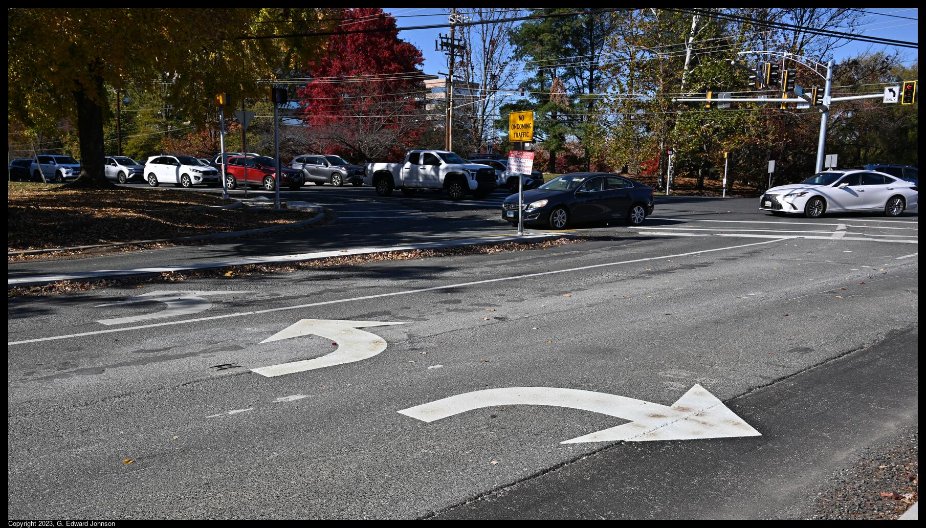 Friday I posted about Confusing lane markings on Fernwood Road in Bethesda.  I also let the county know.  Today they are fixed!  It's nice having responsive government.  blog.pagebypagebooks.com/2023/11/fixed-…