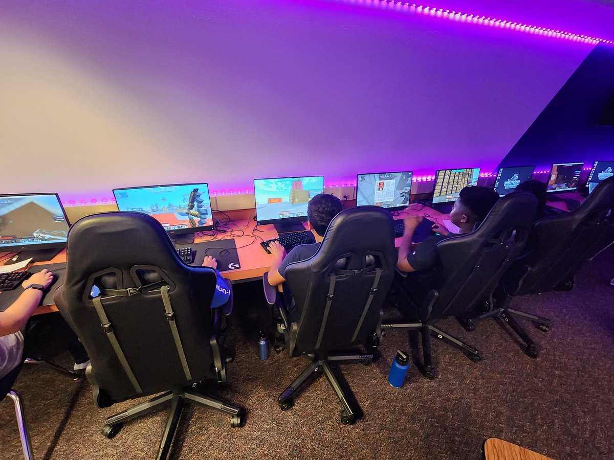 robinrenee's tweet image. Week 7 of Capture the Wool with @MinecraftCompMc made for some great matchups!  @EsportsGretna and Wheaton North.  #rrisdesports @RidgeviewMS #rrisdtech @marisaramirez07