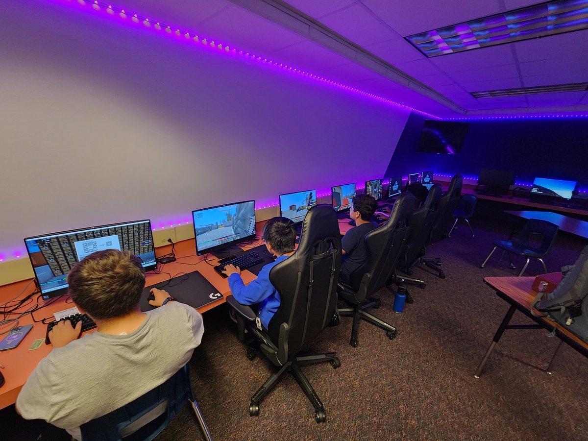 robinrenee's tweet image. Week 7 of Capture the Wool with @MinecraftCompMc made for some great matchups!  @EsportsGretna and Wheaton North.  #rrisdesports @RidgeviewMS #rrisdtech @marisaramirez07