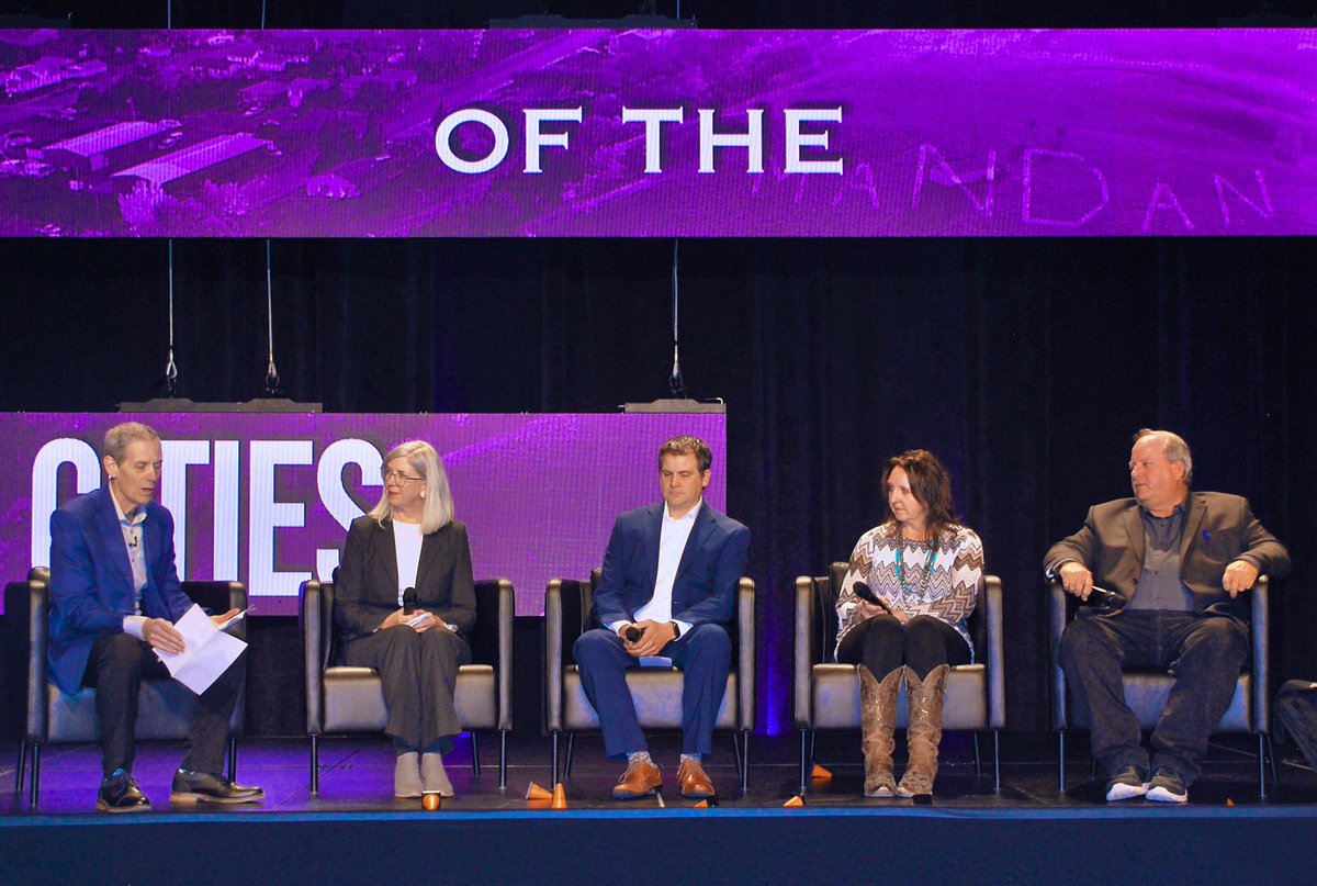 bismancedc's tweet photo. THANK YOU to all of our CEDC members, sponsors, panelists, and guests who attended our SOLD OUT #StateOfTheCities Address this morning at the Bismarck Event Center and made it a great success! 🌉

#BismarckMandan #Community #MovingBusinessForward https://t.co/aschRl5cmZ