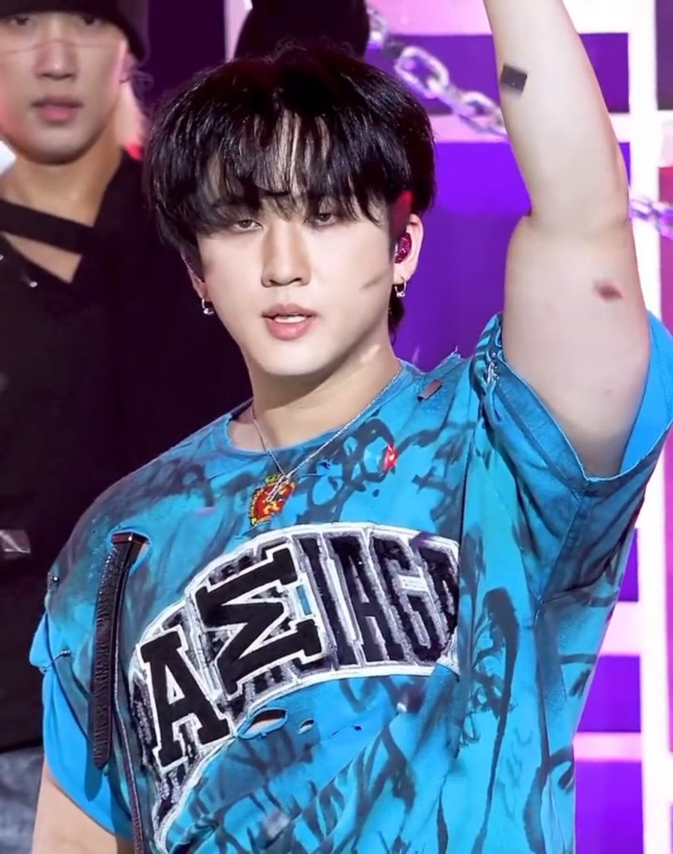 Se puderem dar RT nesse tweet e espalhar para o fandom vai ajudar muito! 

Nosso Changbin se esforça tanto pra entregar um trabalho impecável como produtor e idol, ele merece nossa retribuição nos números ❤️

cr. seochangbin1m

#스트레이키즈 #StrayKids #Changbin #창빈 <a href="/Stray_Kids/">Stray Kids</a>