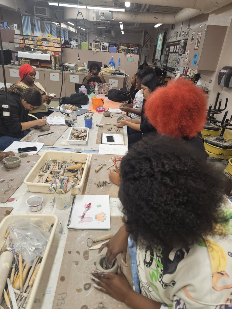 ArtTrojan's tweet photo. @LWCHSTrojans creating #pinchpot #planters out of clay! #highschoolart #funwithclay
@Clevemaloon @villani824 @pbcsd @kgwhetsell https://t.co/Q8cIhKusTZ