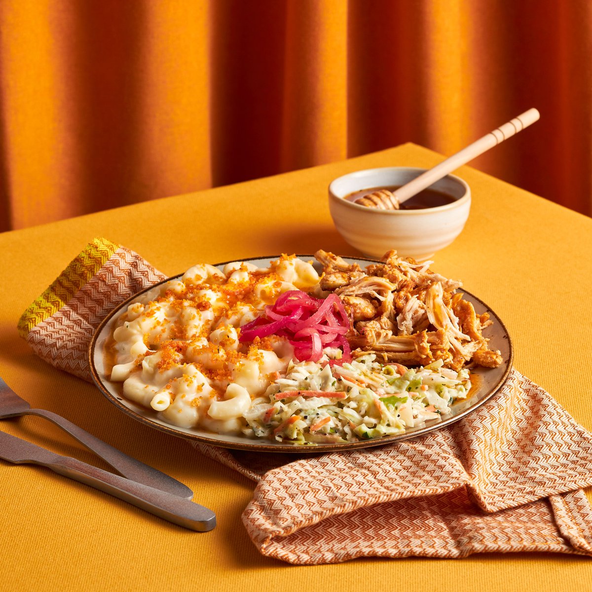 Introducing our NEW PERi Sweet Heat Mac Bowl: PERi-PERi chicken, crunchy coleslaw, pickled red onion, and four-cheese PERi Mac, finished with a PERi Honey drizzle. Visit us today and see what other spicy surprises and mad combinations await❤️‍🔥