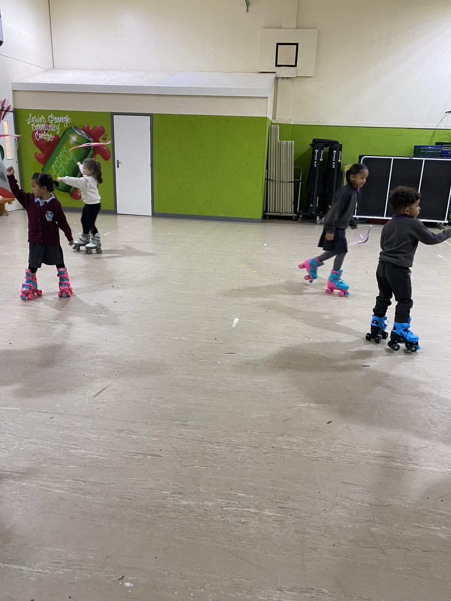 Family skate @LowergrangeC every Tuesday at 4pm … must book 🛼🛼