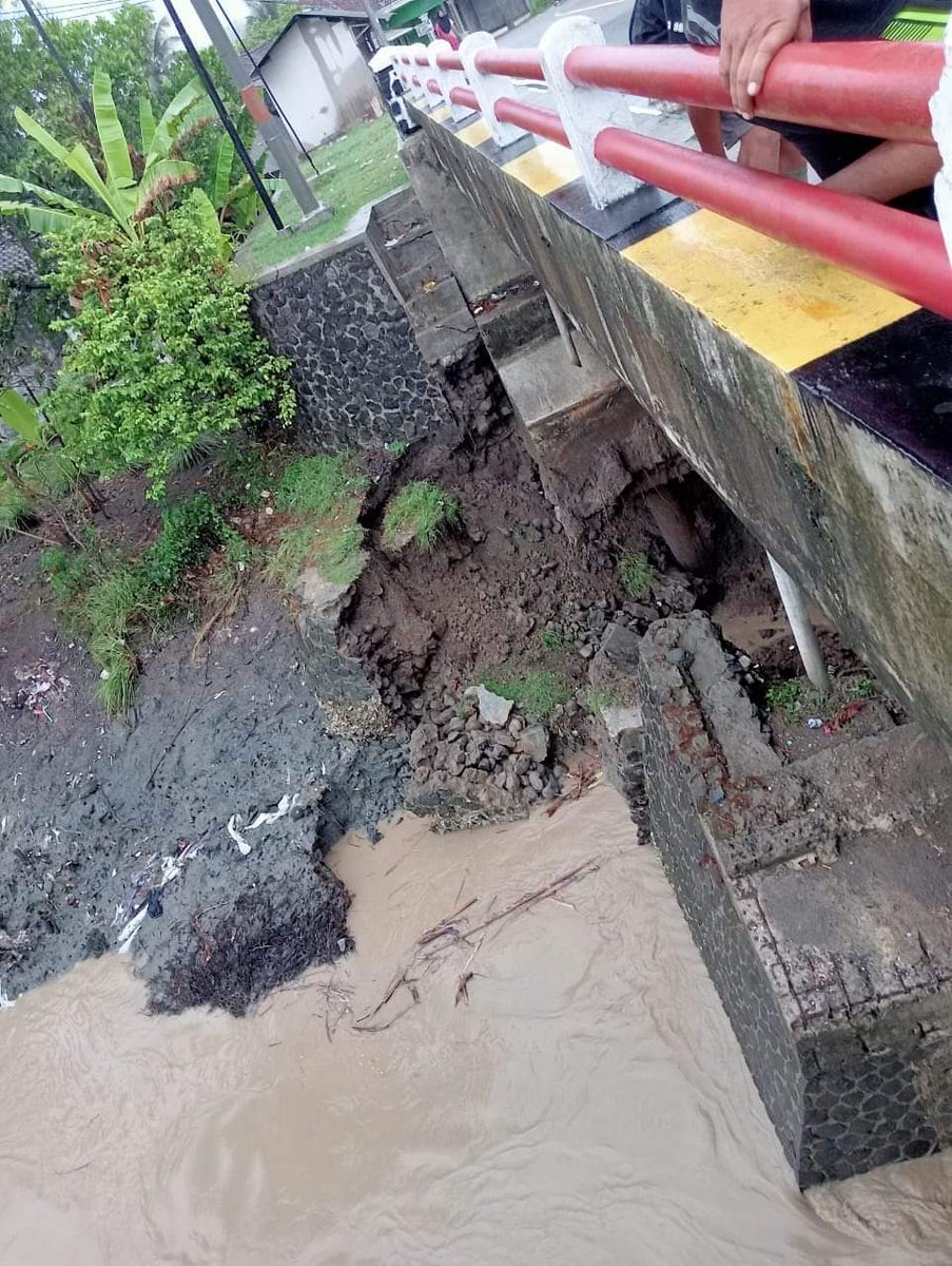 Min mohon di cek jembatan yang berada di desa Kebon Kopi cianjur selatan Jalur Nasional Cidaun Sindang Barang mengalami longsoran akibat di guyur hujan apakah layak di lalui kendaraan Berat <a href="/PRFMnews/">Radio PRFM</a> @pupr_dkijabar <a href="/pupr_binamarga/">kkkkkkkk</a> <a href="/humasjabar/">Humas Jabar</a>