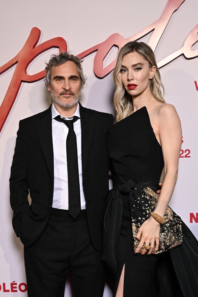 바네사 커비, 영화 '나폴레옹' 영국 프리미어. 프랑스에선 검은색 드레스였는데 영국에선 붉은색 드레스. 뭘 입어도 잘 어울려. ^^ 커비도 작은키가...