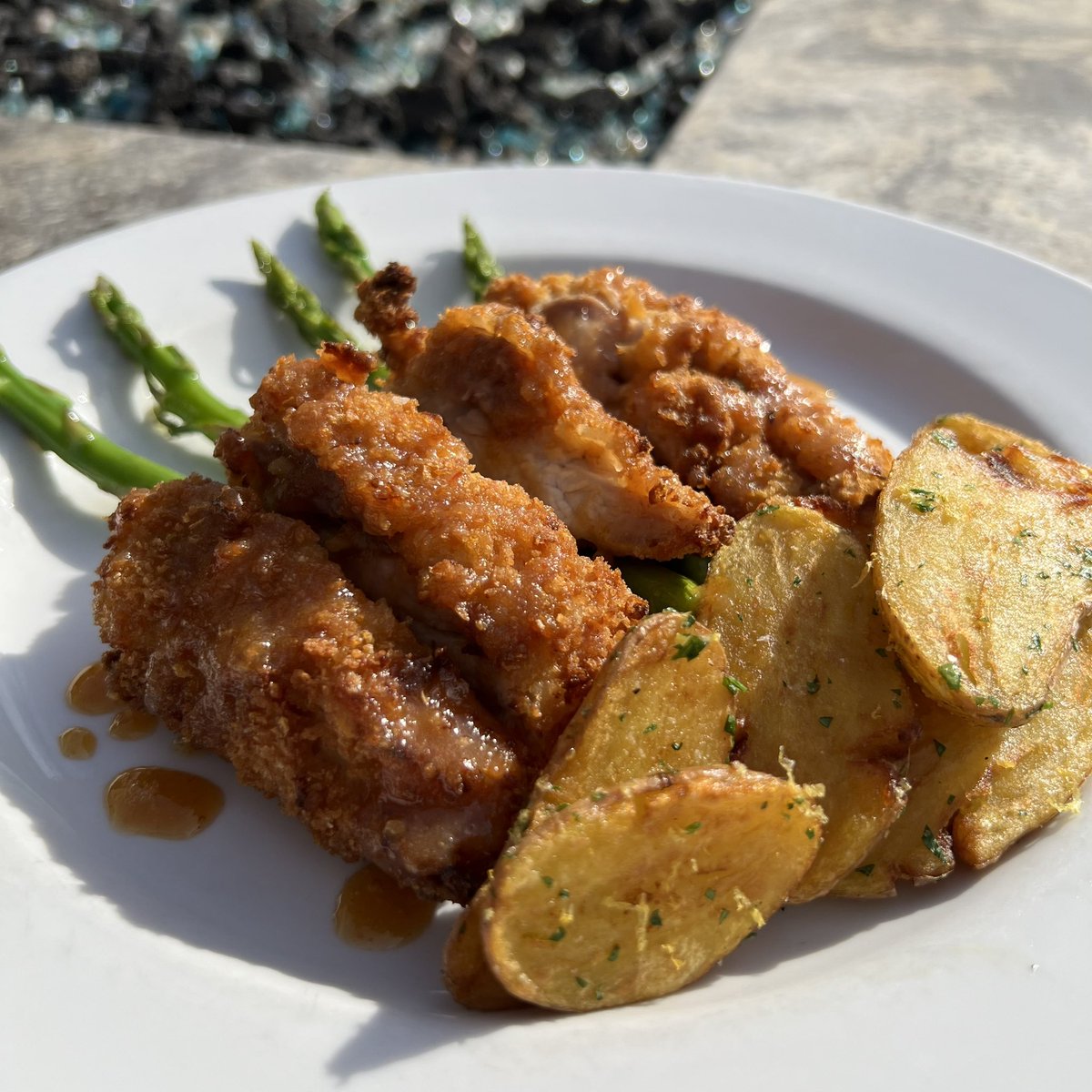 JT_Schmids's tweet photo. Craving a unique twist on fried chicken? 🔥

This week’s special features crispy chicken coated with cornflakes, a honey sriracha glaze, crispy potatoes, and asparagus. https://t.co/BhLAASmDWR