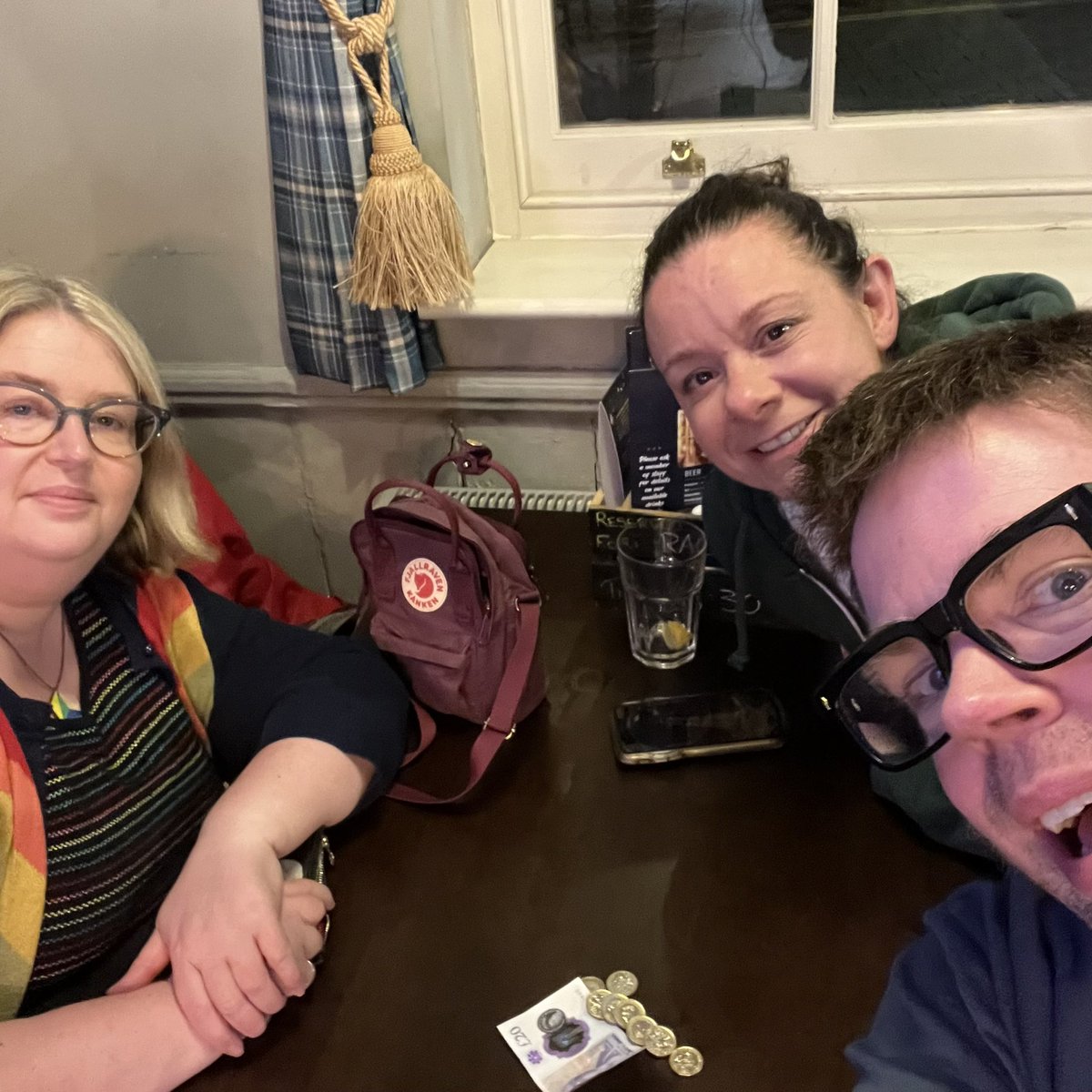 badcwazywabbit's tweet image. Years of weak post quiz QLL handshakes had softened me to the knuckle crusher one gets from an opponent you have annoyed by winning the top prize at a pub quiz. Couldn’t have done it without Rachel &amp;amp; Sam who would have liked a less stressful format.#SpeedQuizzing
