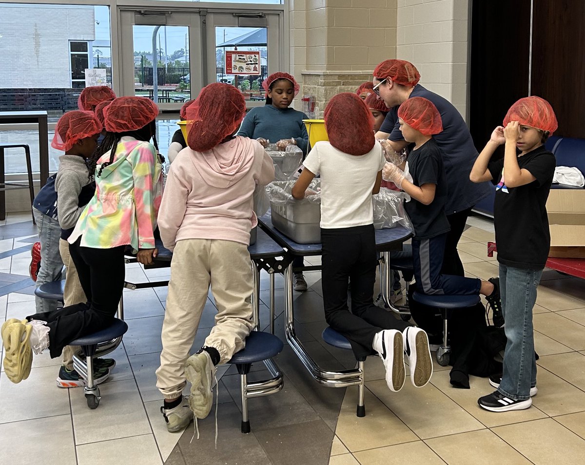 CE Bulldogs packed over 3,000 meals that will help those facing food insecurity all over the world! Thank you volunteers, Admin, Strawbridge and my amazing team for making this a successful event. #worldchangers #BetheEffect #WorldKindessDay @StrawbridgeUMC @HumbleISD_CE