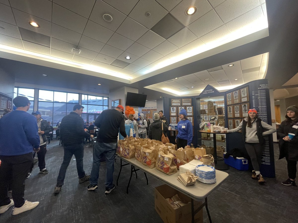 bspbronco's tweet photo. Happy Share The Care Day! Another successful Bronco Rake Up! 🍂 Thank you @tacobell for the breakfast! https://t.co/b6QrDzYSpj
