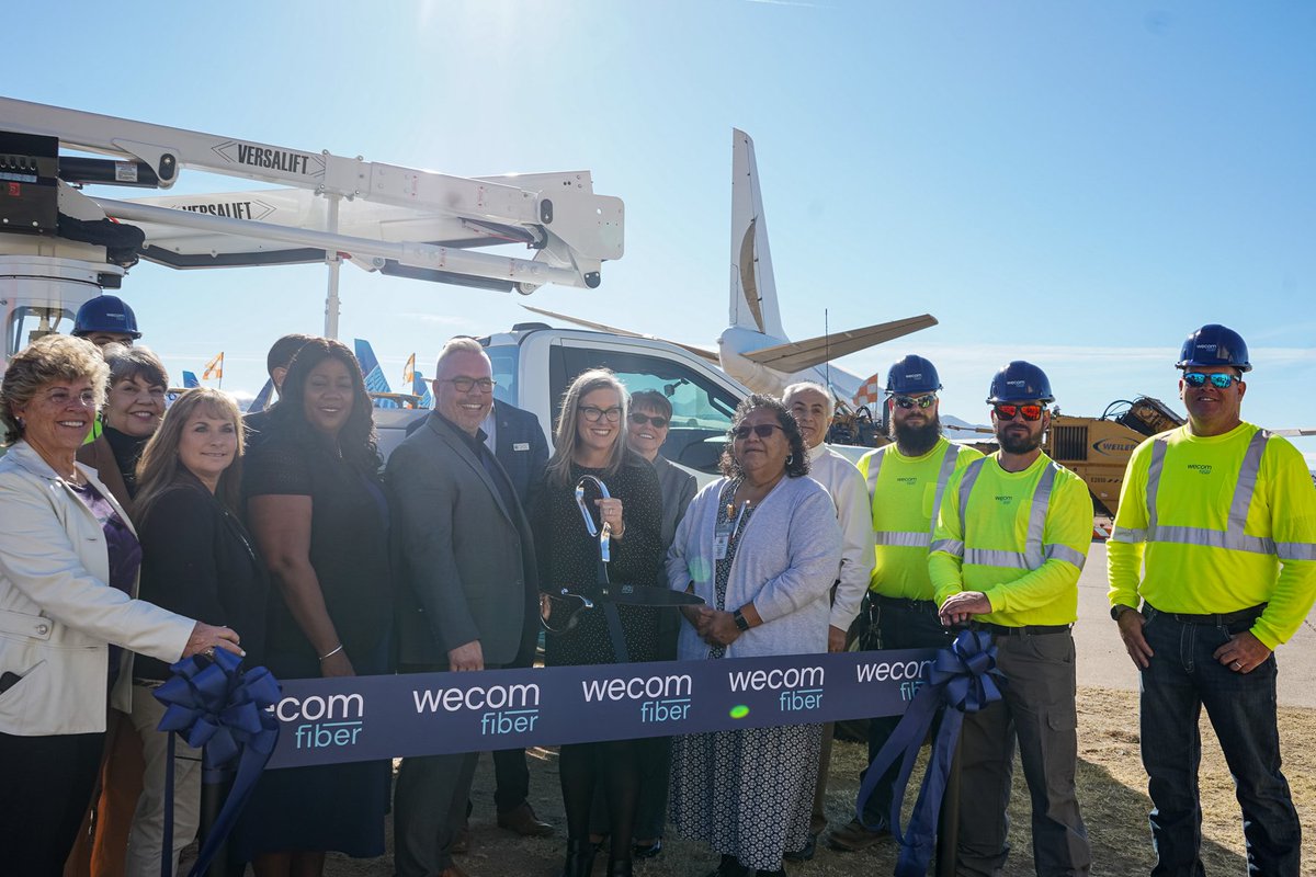 wecomfiber's tweet photo. ๐ Today we kick-start our project #ConnectingArizona! We were in Mohave County Sheriffโs Plane Hangar for the launch of a major fiber build project with Wecom Fiber & @GovernorHobbs . Join us as we connect communities & fuel growth in underserved areas in Arizona! ๐ https://t.co/YmeqxuMEP7