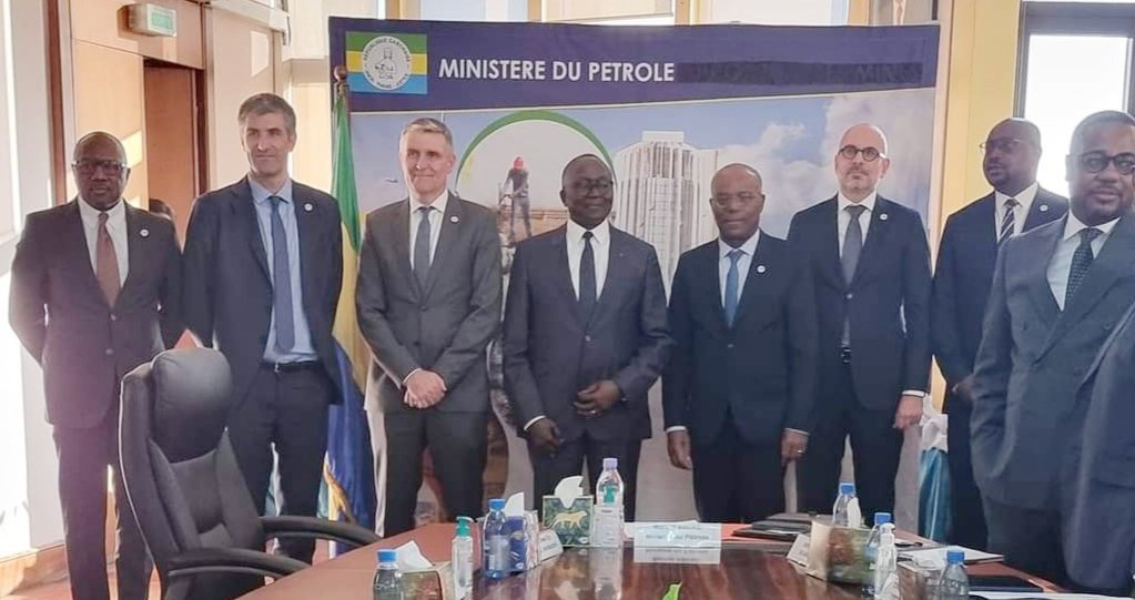 Le Ministre #Marcel_Abéké, a reçu ,ce 14.11.23, une délégation de <a href="/TotalEnergies/">TotalEnergies</a>,conduite par son Directeur Afrique , M. #Mike_Sangster. Venu faire ses civilités au Ministre du <a href="/PetroleGOUVGA/">Ministère du Pétrole</a>, #Mike_Sangster remplace,à ce poste, le #Gabon-ais #Henri_Max_Ndong_Nzue.
<a href="/Comgouv_GA/">Comgouv</a>