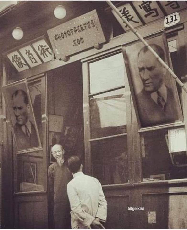 Fırat adlı gemiyle, Amerika’nın Phıladelphia limanına 10 bin ton tütün götürmüştük.
Şehri dolaşmış gemiye dönüyorduk.
Yanımıza bir araba yaklaştı ve nereye gittiğimizi sordu.
Limana deyince bizi götürebileceğini söyledi. 3 arkadaş bindik ve geminin bordasına kadar getirdi.
Bu