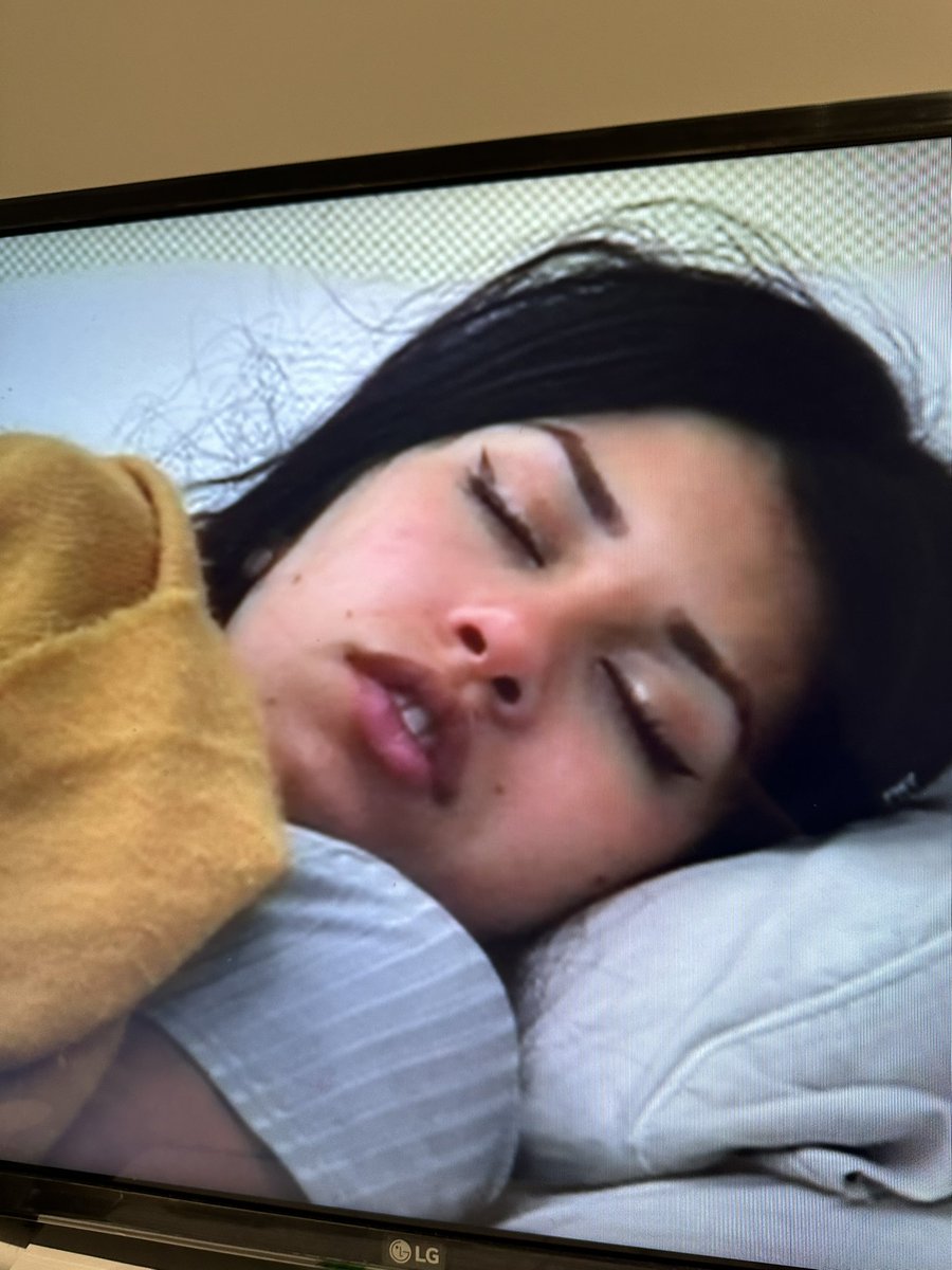 Rossyvane's tweet photo. Ellaaaaa la que entró pelando a los compañeros porque decía que parecían plantas e iban puro a dormir… mira a quien tenemos ahora #GH #skarcita #GranHermanoCHV #Escarlette #GranHermano https://t.co/AzQLR5YV7h