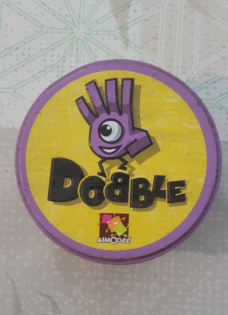 Hoy toca DOBBLE, un juego de habilidad y rapidez, donde los más rápidos en ver el dibujito de su carta con la carta central se descartarán antes y ganarán, aunque esa es solo una de sus 5 diferentes formas de jugarlo, sin duda un juego de los más clásicos, sencillo y divertido🎉