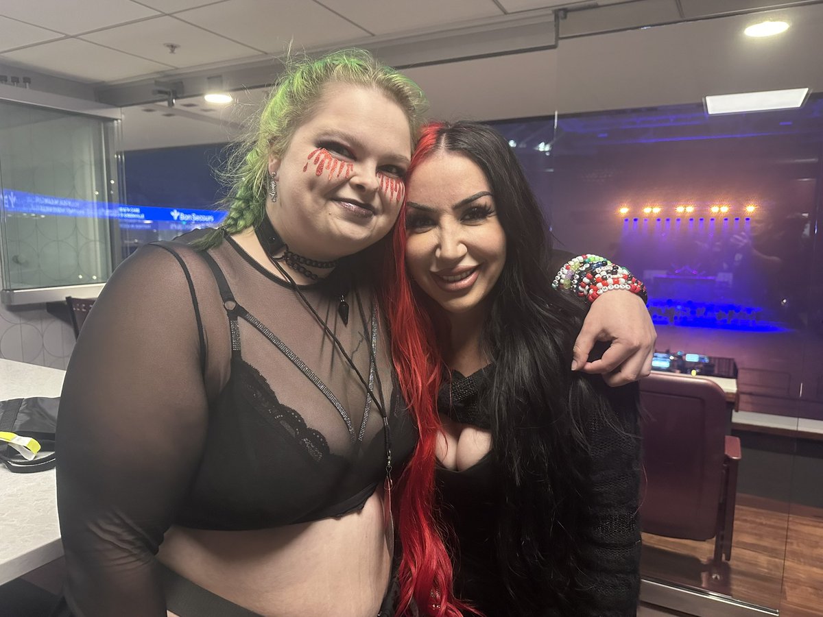 TheOneOnlyBunno's tweet photo. Hi excuse me while i pass away from happiness!!! @Ash_Costello @NYDrock So far the most amazing night 😭😭 Thank you so much https://t.co/Zd5IU0c7P5