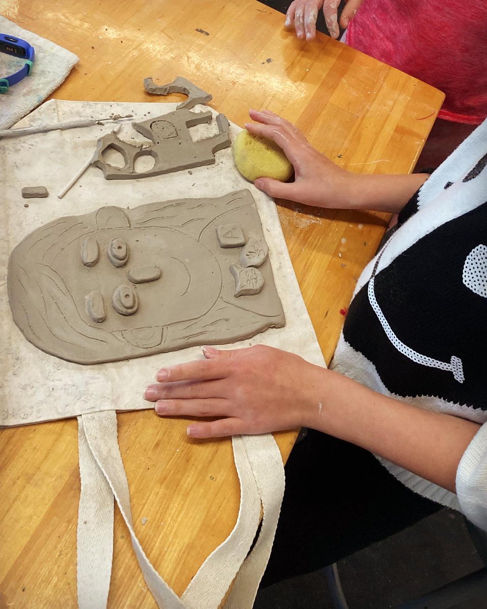 artisourjam's tweet image. 3rd grade clay self-portraits based on the amazing art inspired by artist @holliconger #art #clay #artteacher #artteachersofinstagram #ceramic #selfportrait @OldhamCoSchools @BucknerBears