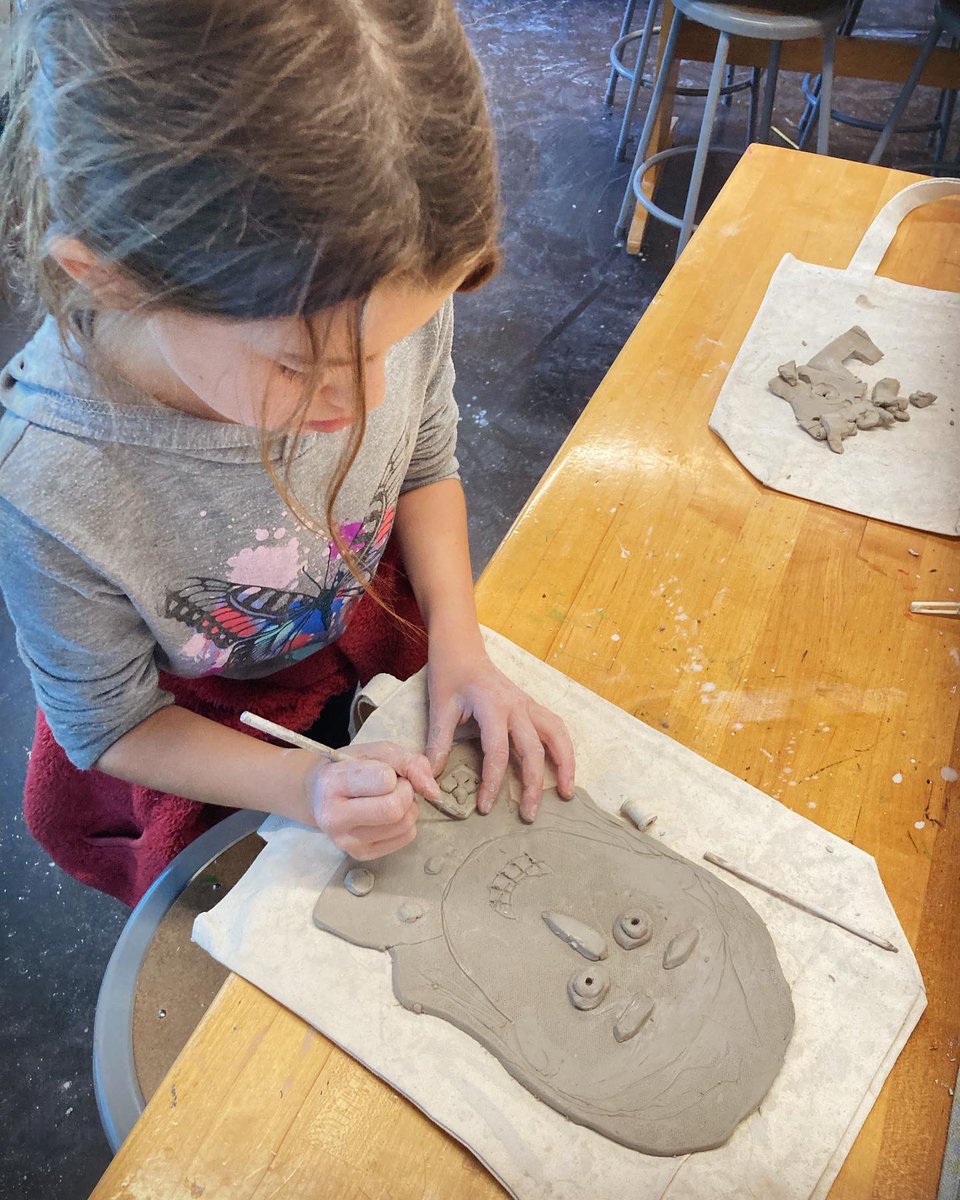 artisourjam's tweet image. 3rd grade clay self-portraits based on the amazing art inspired by artist @holliconger #art #clay #artteacher #artteachersofinstagram #ceramic #selfportrait @OldhamCoSchools @BucknerBears