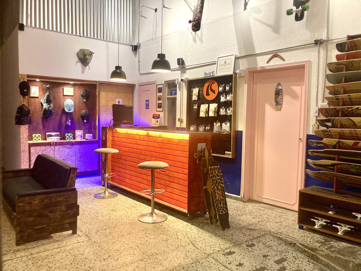 ColombiaLong's tweet image. Muy contentos de anunciar la apertura de nuestra nueva bodega en pleno centro de Chapinero. La Cueva es un espacio en el que combinamos nuestra tienda especializada en longboards y skateboards, con un parchadero que incluye mini-ramp y nuestra fábrica en la que se hacen tablas