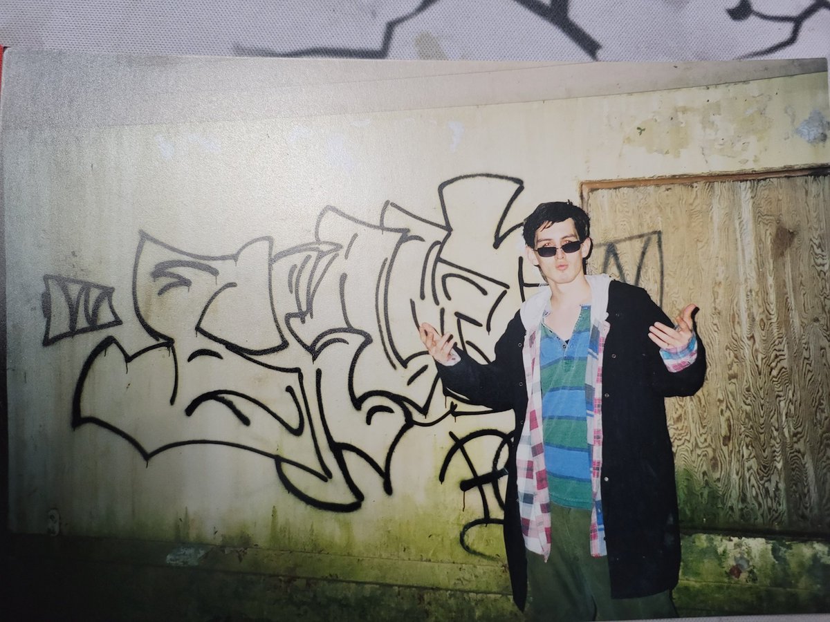 AnjelusX's tweet image. Found a bunch of old, old photos from forever ago lol #Photos #turnbacktime