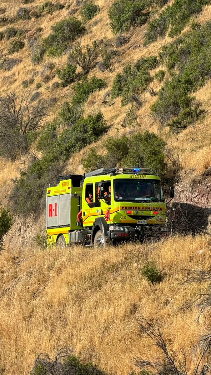 BombaAndes's tweet photo. Ampliación| En el lugar, nuestros respondedores debieron mediante la utilización de cuerdas y ventajas mecánicas realizar la recuperación de ambas víctimas. Posteriormente, se gestionó su traslado hacia un lugar seguro para ser trasladadas en helicóptero a un centro asistencial. https://t.co/kRNhURTJHn