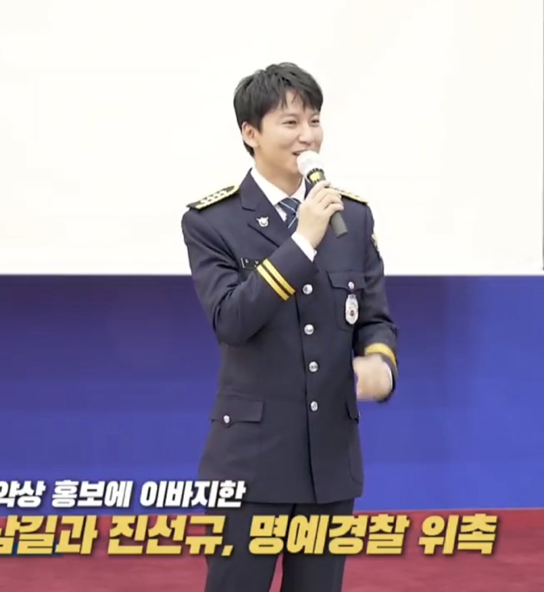 PurLaven's tweet photo. Smart looking and most importantly his laughter and smile at the ending melted my heart. Am proud to be your fan #KIMNAMGIL https://t.co/KgyQofVJwT