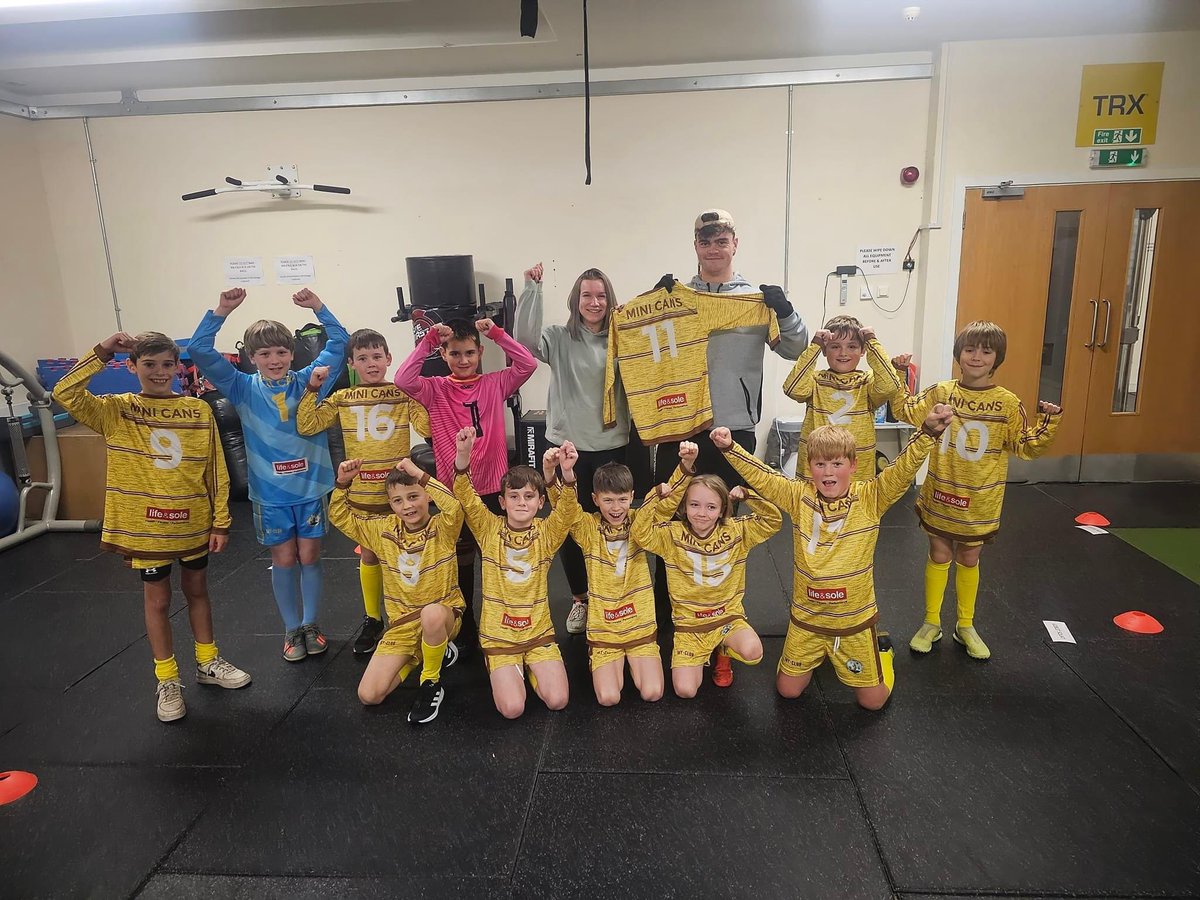 ForresYouth's tweet photo. Massive thanks to Dan Foster of Life &amp; Sole and Mollie Powney PT who have very kindly sponsored The Mini Cans our u10s with their brand new strip.
Thank you for your continued support of our Youth Development and putting the boys through their gym classes over the winter months. https://t.co/0SMqSzGuAd
