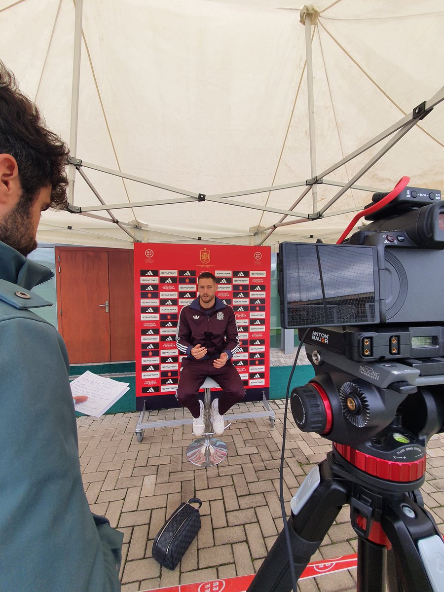 Hoy he visitado por primera vez la Ciudad del Fútbol de la @rfef en un MediaDay, acompañando a @Santos_Relevo ✍ y @SalvadorFenoll 📹

Para entrevistar a Alex Remiro, portero de la @RealSociedad, del cual podemos sacar muchas cosas, pero sobretodo que es una persona sencilla.