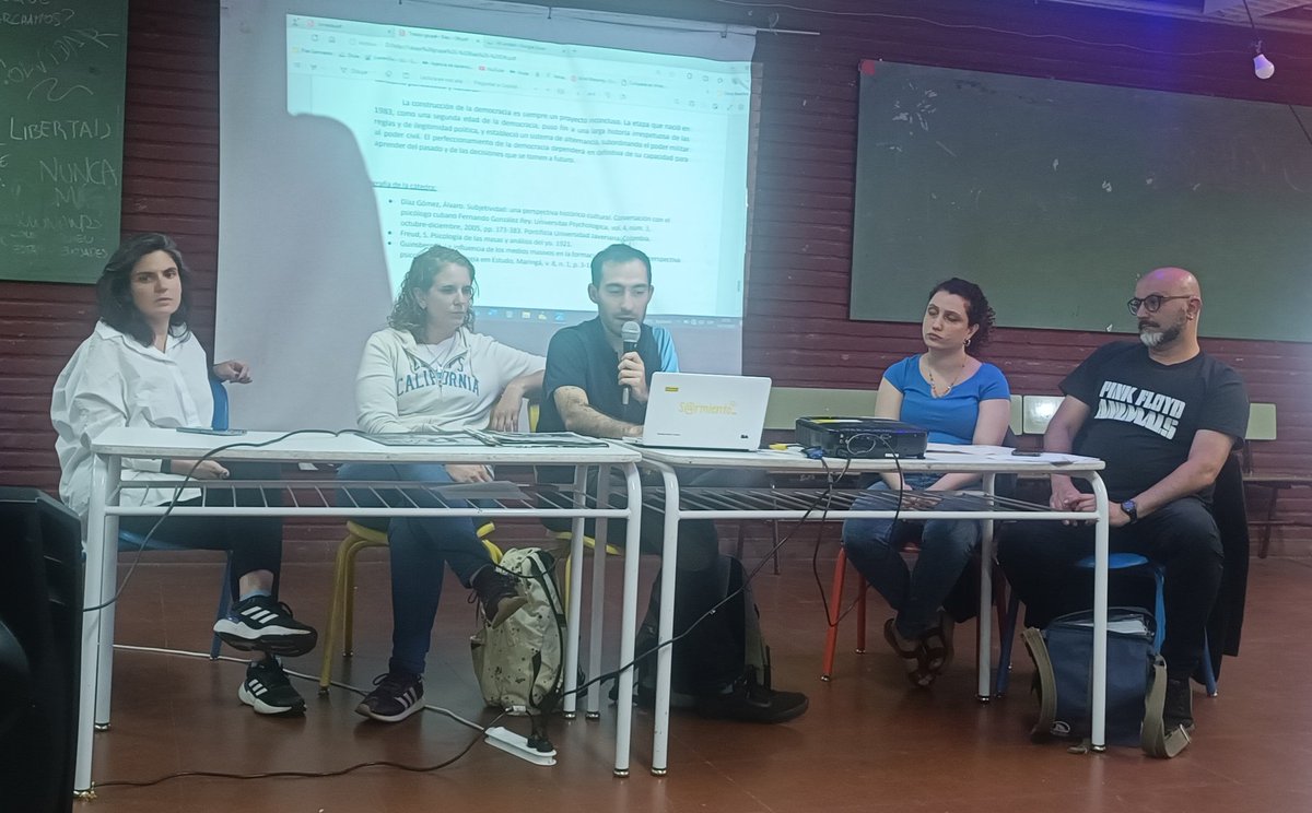 Pascualicchio's tweet photo. Alumnos de la Carrera de Comunicación Social del #ISTLyR exponen sus trabajos e investigaciones. En este caso los medios y el regreso de la democracia. https://t.co/YS9C1WN19T