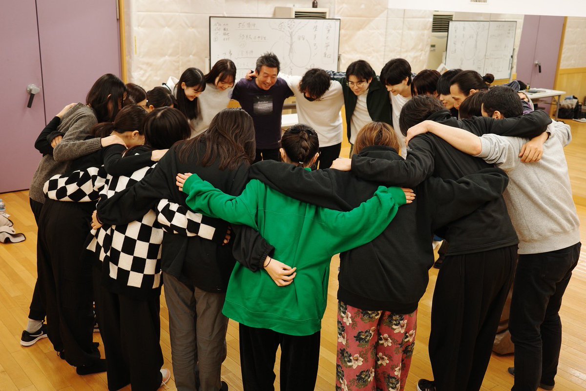 shima0126shima's tweet image. この現場すごくいい目をしている人が多いんです。そして皆の役割がはっきりしているんです。
2日間の丁寧な稽古で監督が創り出した同じ目標に向かう集団は達成されたと思います。あとは各自としてもチームとしてもどれだけ前に進めるかです！
扱うテーマが小さくないので僕らも負けないぞ！
#令和DOLL