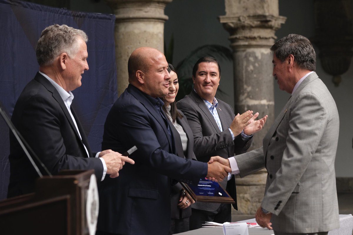 GobiernoJalisco's tweet photo. Esta mañana realizamos la entrega del Premio Estatal de Innovación, Ciencia y Tecnología, el galardón que impulsa el talento de nuestra gente para seguir creando ideas innovadoras que marquen el rumbo de Jalisco hacia el futuro.

Muchas felicidades a las y los ganadores: https://t.co/PW6q4oihh9