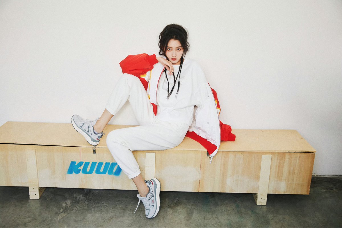 运动鞋加白棉袜锁住晓彤亲妈的味道 而我只配舔鞋底流精😭
#关晓彤 #意淫 #恋足 #媚脚 #脚奴 #流精 #女尊