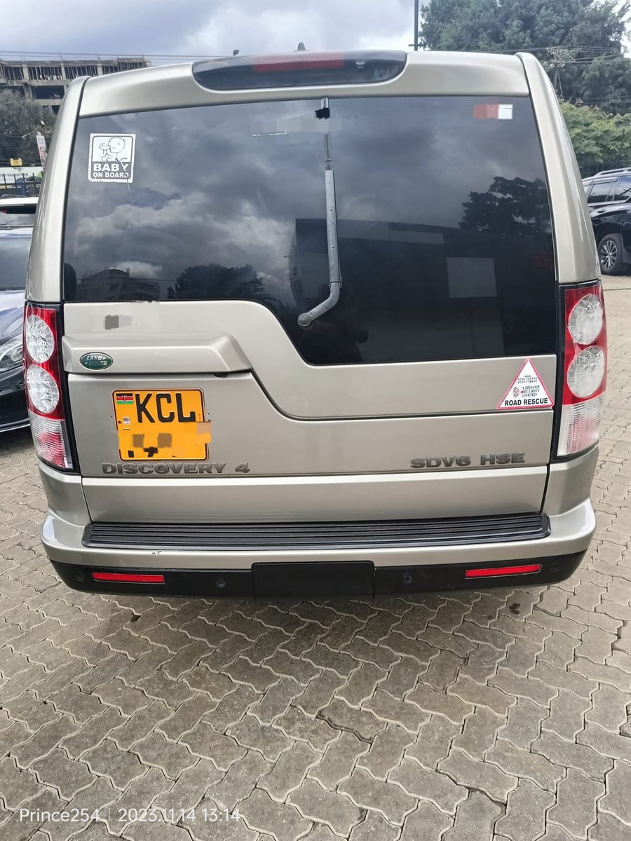 JaMtoka's tweet photo. Ati unaenda osago na car hire? Not happening under my watch. Not happening omera. #BeyondTarmac #Deal #Disco4 #LandRover 🇬🇧
• 2011 Land Rover Discovery 4 — HSE
• KSh3,000,000 Only
• Location: Nairobi
• 📲 +254733665551
• It has all the bells and whistles ⬇️⬇️
• 3000cc V6 Turbodiesel (SDV6)
• 256bhp/600Nm
• 8-Speed Automatic Transmission (ZF)
• Safety Features:
√ Active Roll Mitigation - ARM
√ AWD + Terrain Response 2 System
√ Adaptive Cruise Control
√ All-Terrain ABS - Anti-Lock Braking System
√ Brake Assist
√ Gradient Release Control
√ Traction Control System
√ Hill Holder
√ Hill Descent Control
√ Dynamic Stability Control
√ Electronic Brake Force Distribution
√ Adaptive Headlights
√ Park Distance Control
√ Reverse Camera
√ Roll Stability Control
• Creature Comforts:
√ Air Suspension
√ Height Control
√ Beige Leather Upholstery
√ Heated Seats
√ 7 Leather Seats
√ Triple Sunroof
√ Automatic Air Con & Climate Control
√ Rear Air Conditioning
√ Meridian Surround Sound System
√ Heated Side Mirrors
√ Rain Sensing Wipers
√ Dusk-Sensing Headlights
√ Headlight Washers
√ Fog Lights
√ Leather & Heated Steering Wheel
√ Tyre Pressure Monitoring System
• Fuel Tank: 82L