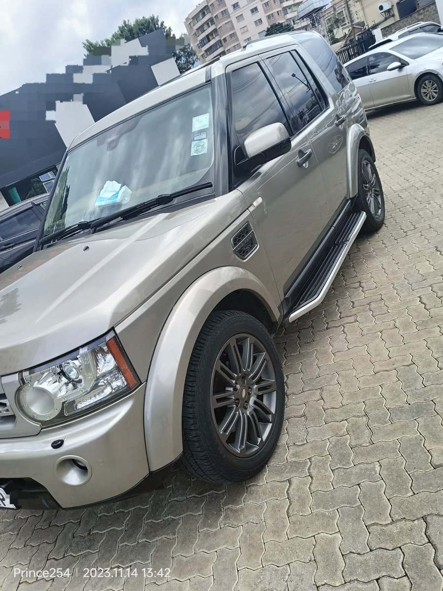 JaMtoka's tweet photo. Ati unaenda osago na car hire? Not happening under my watch. Not happening omera. #BeyondTarmac #Deal #Disco4 #LandRover 🇬🇧
• 2011 Land Rover Discovery 4 — HSE
• KSh3,000,000 Only
• Location: Nairobi
• 📲 +254733665551
• It has all the bells and whistles ⬇️⬇️
• 3000cc V6 Turbodiesel (SDV6)
• 256bhp/600Nm
• 8-Speed Automatic Transmission (ZF)
• Safety Features:
√ Active Roll Mitigation - ARM
√ AWD + Terrain Response 2 System
√ Adaptive Cruise Control
√ All-Terrain ABS - Anti-Lock Braking System
√ Brake Assist
√ Gradient Release Control
√ Traction Control System
√ Hill Holder
√ Hill Descent Control
√ Dynamic Stability Control
√ Electronic Brake Force Distribution
√ Adaptive Headlights
√ Park Distance Control
√ Reverse Camera
√ Roll Stability Control
• Creature Comforts:
√ Air Suspension
√ Height Control
√ Beige Leather Upholstery
√ Heated Seats
√ 7 Leather Seats
√ Triple Sunroof
√ Automatic Air Con & Climate Control
√ Rear Air Conditioning
√ Meridian Surround Sound System
√ Heated Side Mirrors
√ Rain Sensing Wipers
√ Dusk-Sensing Headlights
√ Headlight Washers
√ Fog Lights
√ Leather & Heated Steering Wheel
√ Tyre Pressure Monitoring System
• Fuel Tank: 82L