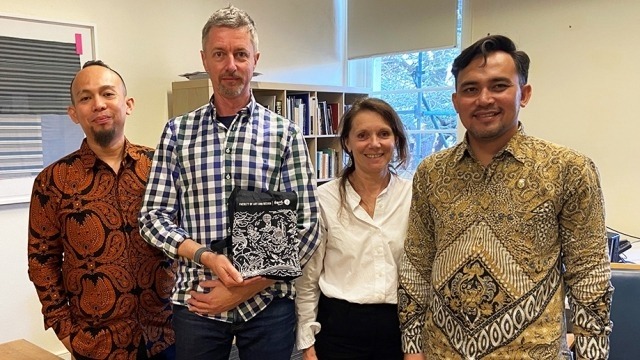 Two distinguished visual artists from Indonesia visited ANU last month. Dr Willy Himawan and Mr Hendhy Nansha teach at the Institut Teknologi in Bandung (ITB) Read full article by Associate Dean Béatrice Bijon >> loom.ly/D6BzDCs Image supplied: Béatrice Bijon