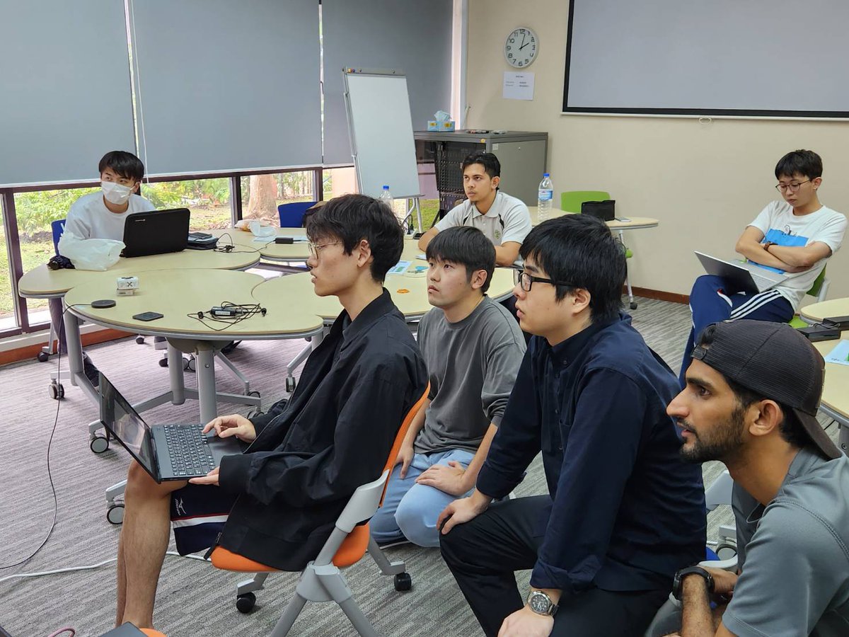 Kyutech_LSSE's tweet photo. ✍️活動記録3　ロボコースでは、今年度からロボット・マニピュレーションに内容を変更し、ロボットを新調してコースを再開しました😁 再開第一期生の活躍が期待されます！ #UPM #mobilityprogram #Kyutech #robo #九州工業大学 https://t.co/GVqPfKccrm