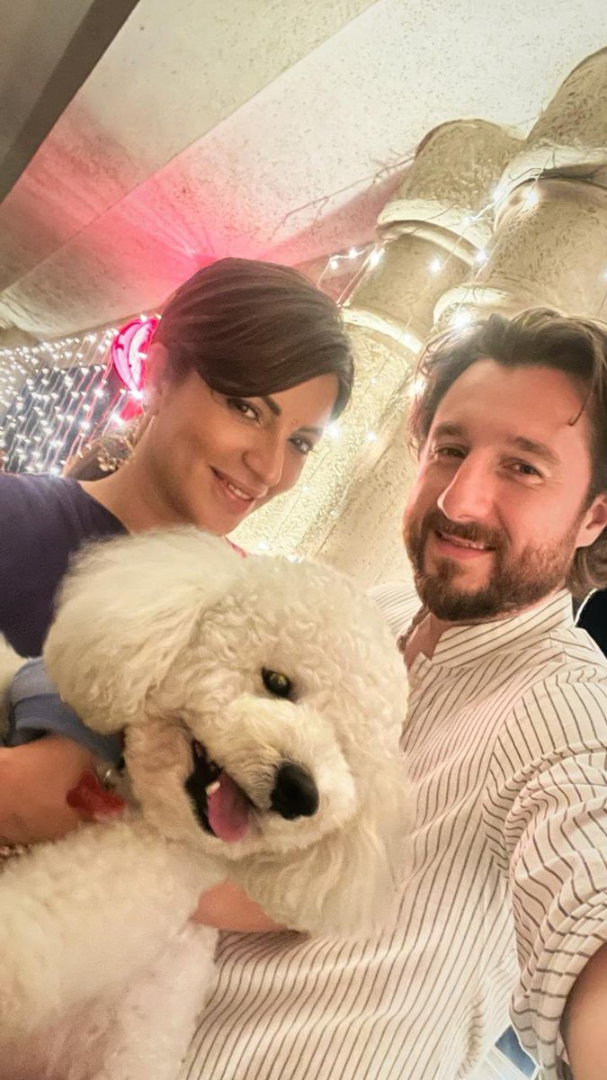 shamasikander's tweet image. COLORS OF FESTIVITIES 🥳 ✨🌟💫
.
.
.
#festivecolours #family #shamasikander