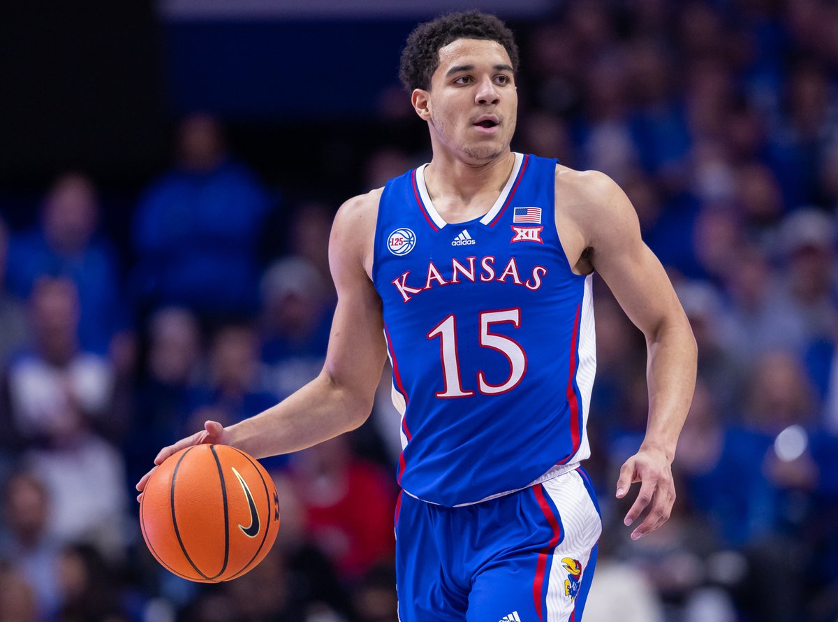 Kevin McCullar with a triple double for Kansas tonight against No. 17 Kentucky: 

12 PTS
10 REB
10 AST

#kubball #RockChalk